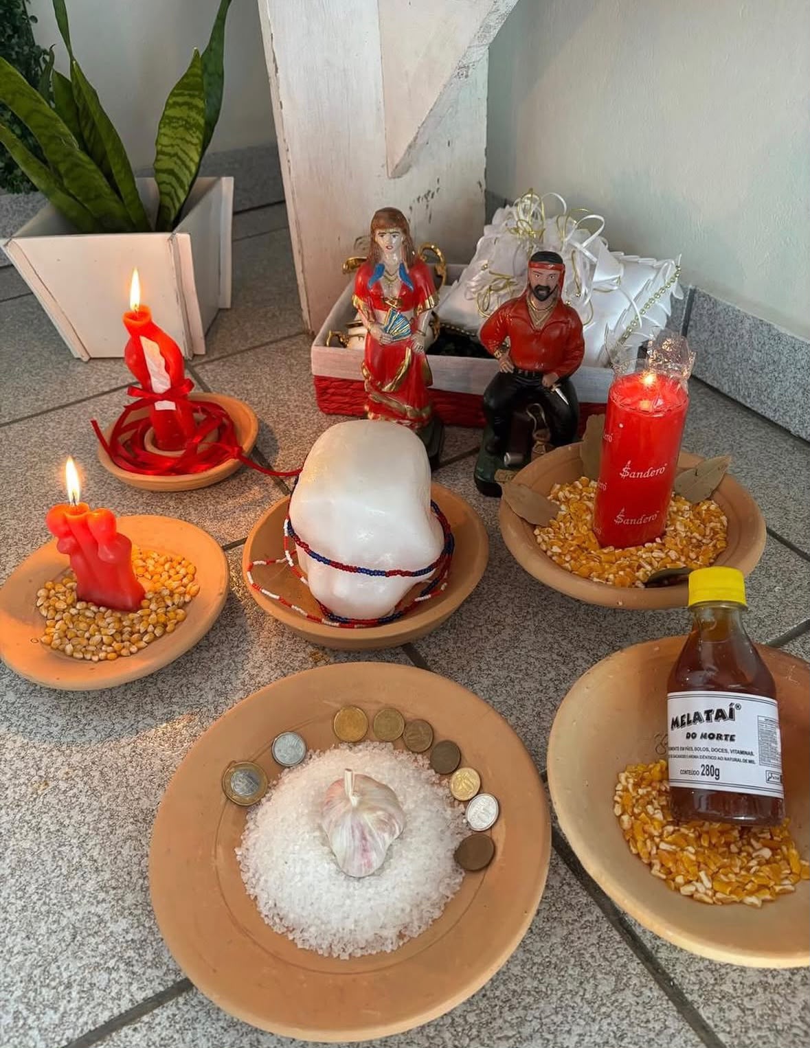 Ritual com velas e oferendas